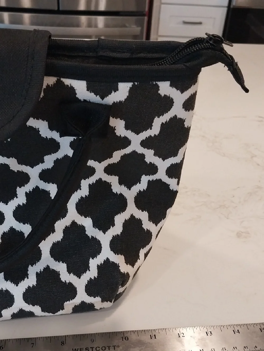 Fit And Fresh Ikat TilE Black & White Patterned InsulatedTote Bag. - Picture 5 of 9
